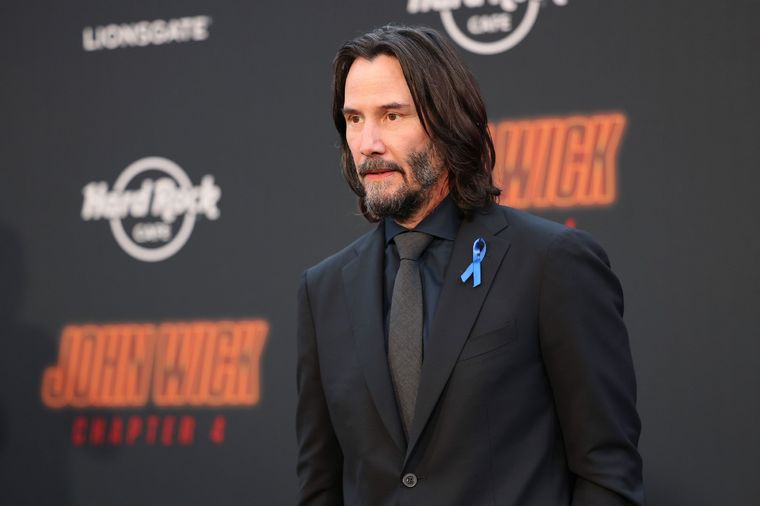 Keanu y listón azul para homenajear a Lance Reddick