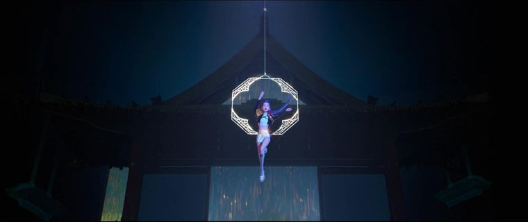 Rumi brillando en la presentación de "Golden". Rumi brillando en la presentación de "Golden".