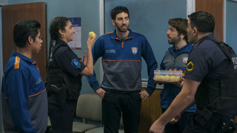 La segunda temporada tiene 6 episodios. La segunda temporada tiene 6 episodios.