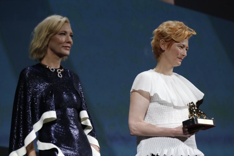 Cate Blanchett le entregó un premio a Tilda Swinton por su trayectoria