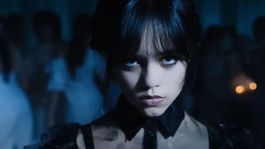 Jenna Ortega interpreta a Merlina en la serie de Netflix dirigida por Tim Burton.