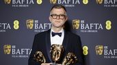 Paul Thomas Anderson posa con las estatuillas conseguidas en los BAFTA 2026. Paul Thomas Anderson posa con las estatuillas conseguidas en los BAFTA 2026.