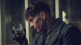 Duke Shelby en El hombre inmortal cambia para la secuela de Peaky Blinders. Duke Shelby en El hombre inmortal cambia para la secuela de Peaky Blinders.