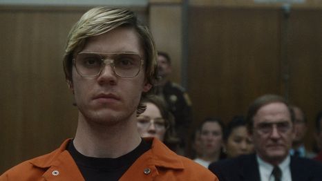 Peters asombra con su interpretación de Jeffrey Dahmer