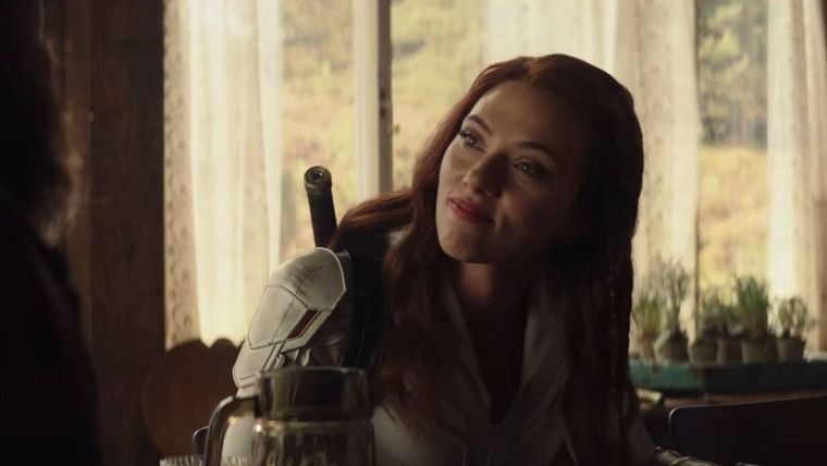 Natasha sonríe porque sabe que su película está arrasando con las taquillas