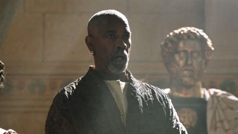 Denzel Washington como Macrinus en Gladiador II