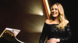 Adele despertó rumores de boda secreta en un concierto.