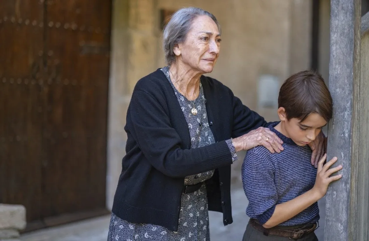 Con un score de 7.5 sobre 10 en IMDb, El maestro que prometió el mar es una experiencia cinematográfica como las de antes, sin efectos visuales pero con un poderoso relato capaz de emocionar hasta las lágrimas. Con un score de 7.5 sobre 10 en IMDb, El maestro que prometió el mar es una experiencia cinematográfica como las de antes, sin efectos visuales pero con un poderoso relato capaz de emocionar hasta las lágrimas.