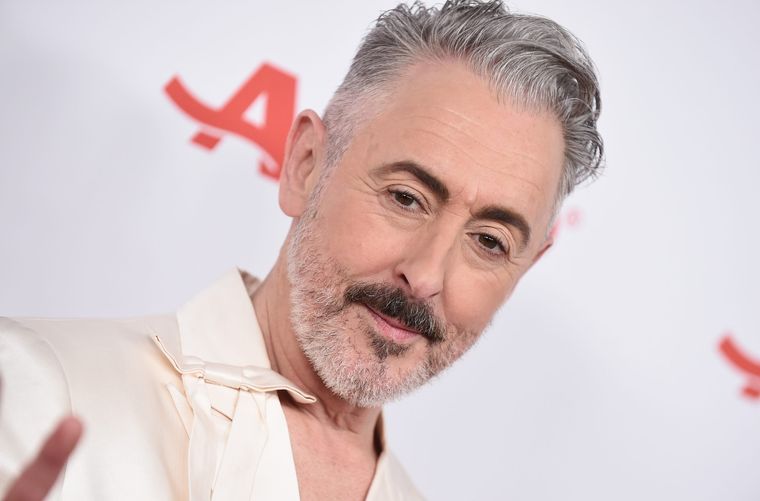 Alan Cumming dará voz brevemente al personaje. Alan Cumming dará voz brevemente al personaje.