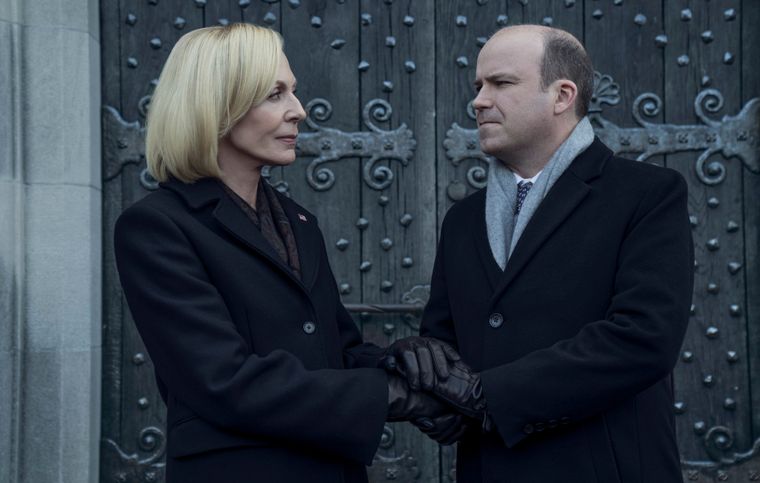 Allison Janney y Rory Kinnear como la presidenta Penn y el primer ministro Trowbridge. Allison Janney y Rory Kinnear como la presidenta Penn y el primer ministro Trowbridge. 