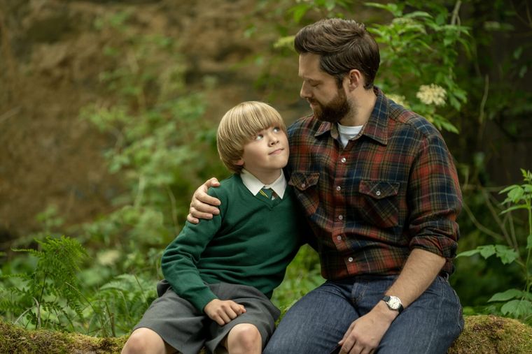 Roger junto a su hijo Jemmy en Outlander