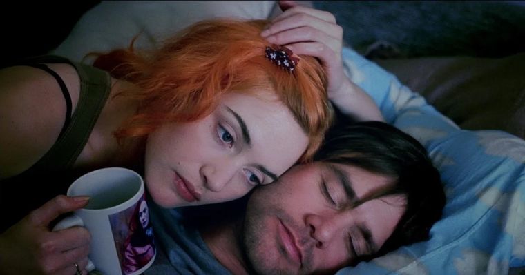 Kate Winslet y Jim Carrey protagonizan Eterno resplandor de un mente sin recuerdos.