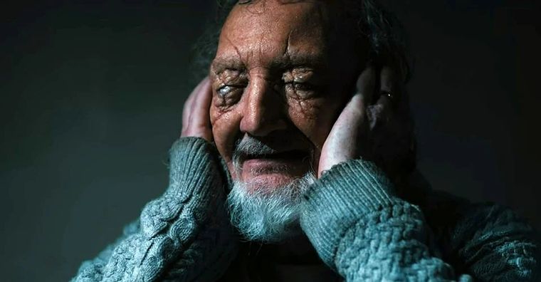 Robert Englund interpreta a Victor Creel en Stranger Things.