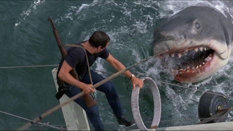 El Jefe Brody (Roy Scheider) luchando contra Bruce en la recordada Tiburón (Jaws) de 1975.