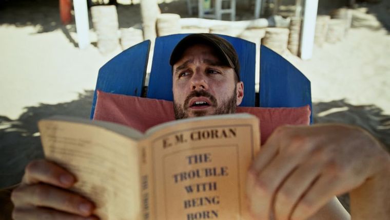 Jordan Firstman nació en redes sociales, se lanzó al estrellato con la película Rotting in the sun y ahora tuvo un éxitoso debut como director. Jordan Firstman nació en redes sociales, se lanzó al estrellato con la película Rotting in the sun y ahora tuvo un éxitoso debut como director.