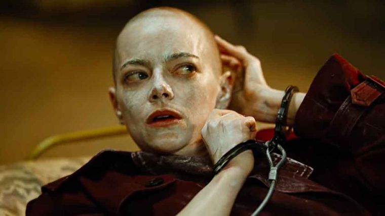 Emma Stone debió raparse a cero para Bugonia, su nueva película.&nbsp;