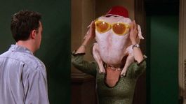 friends: courteney cox recreo la iconica escena del pavo en la cabeza y estallaron las redes