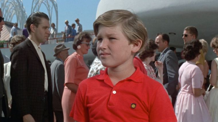 El pequeño niño que patea a Elvis Presley en la película