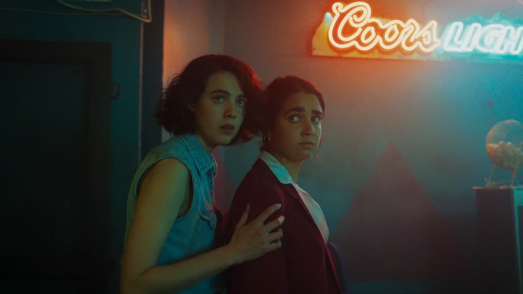 Margaret Qualley y Geraldine Viswanathan protagonizan la película El amor es un viaje en trineo al infierno. Margaret Qualley y Geraldine Viswanathan protagonizan la película El amor es un viaje en trineo al infierno.