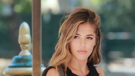 la hija de stallone se fotografio con una falda demasiado corta y medias de red