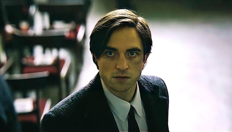 Bruce Wayne sabe que es observado desde las sombras.