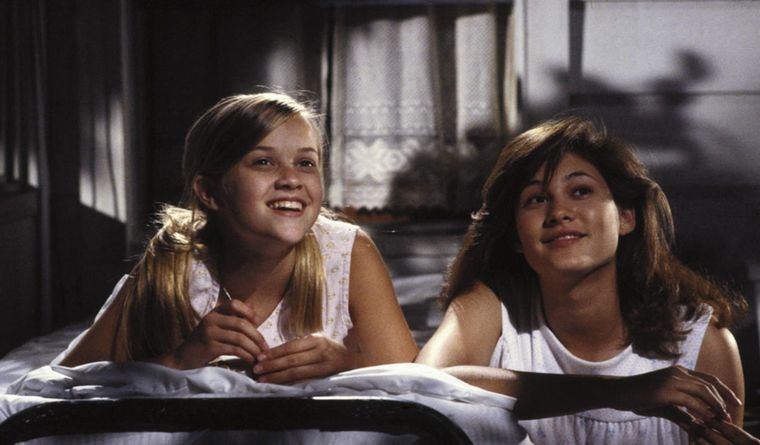 Reese Witherspoon hizo su debut en cine con esta historia sobre dos hermanas que se enfrentarán por el amor de un joven que se muda a su vecindario. Reese Witherspoon hizo su debut en cine con esta historia sobre dos hermanas que se enfrentarán por el amor de un joven que se muda a su vecindario.