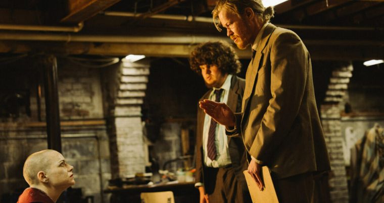 Jesse Plemons, Aidan Delbis y Emma Stone en Bugonia. Jesse Plemons, Aidan Delbis y Emma Stone en Bugonia.