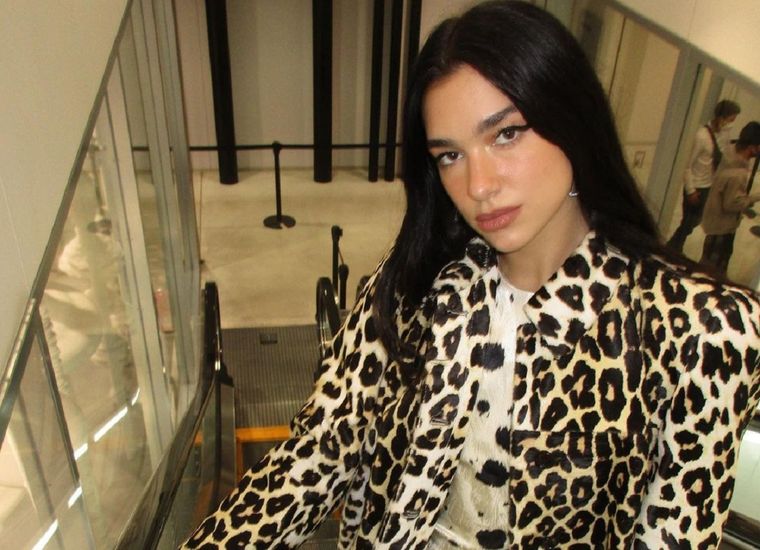 Dua Lipa cautiva a todos con su belleza