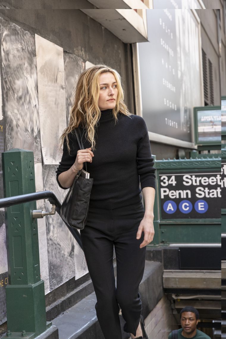 Gracias a Love Story: John F. Kennedy Jr. y Carolyn Bessette, la esposa de Kennedy Jr. volvió al centro de la escena como un ícono cuyos looks hoy son imitados por millones, reactivando las ventas de varias firmas olvidadas. Gracias a Love Story: John F. Kennedy Jr. y Carolyn Bessette, la esposa de Kennedy Jr. volvió al centro de la escena como un ícono cuyos looks hoy son imitados por millones, reactivando las ventas de varias firmas olvidadas.