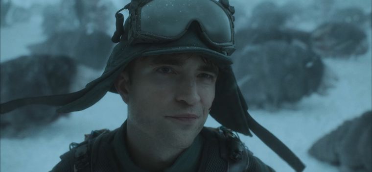 Robert Pattinson en Mickey 17, su más reciente trabajo con Warner Bros. Pictures. Robert Pattinson en Mickey 17, su más reciente trabajo con Warner Bros. Pictures.