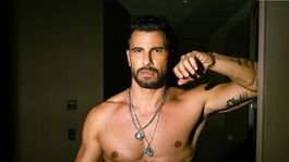 Uriel del Toro tiene 43 años.