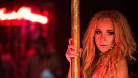 Juno Temple interpreta a McKenna en Placeres Vespertinos