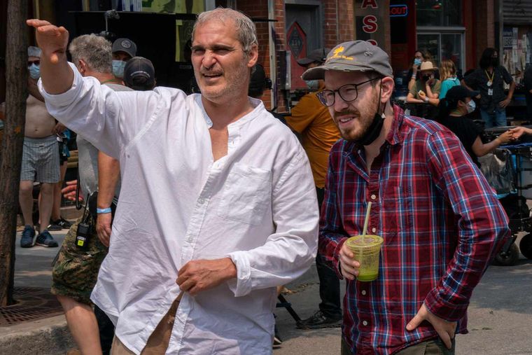 Ari Aster junto a Joaquin Phoenix durante el rodaje de Beau tiene miedo, que resultó un rotundo fracaso que sólo obtuvo de ganancia en la taquilla 9.1 millones de dólares. Ari Aster junto a Joaquin Phoenix durante el rodaje de Beau tiene miedo, que resultó un rotundo fracaso que sólo obtuvo de ganancia en la taquilla 9.1 millones de dólares.