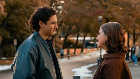 Hannah y Garret, los protagonistas de Off Campus.&nbsp;