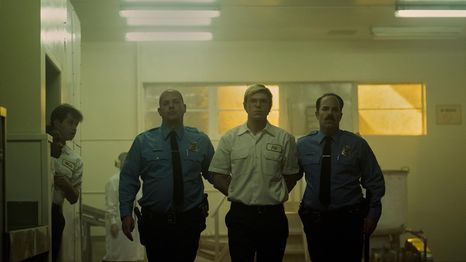 Evan Peters causa escalofríos como Jeffrey Dahmer