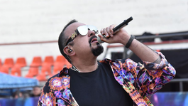 Pepe Aguilar está unido al mundo artístico desde muy pequeño gracias a las giras de sus padres.