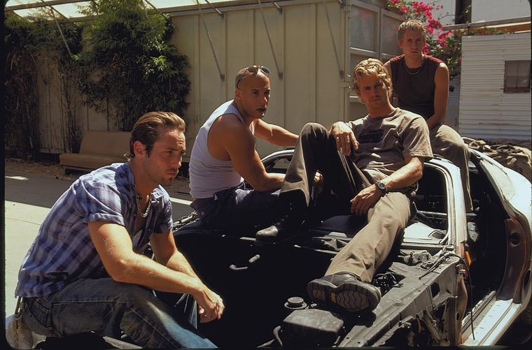 Vin Diesel junto a Paul Walker y parte del elenco de la primera entrega de Rápido y Furioso.