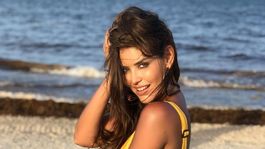 vanessa claudio poso con un body demasiado pequeno y enseno de mas