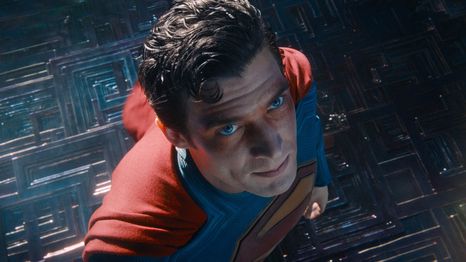 Un golpeado Superman no se rinde para salvar a Metrópolis y el mundo.