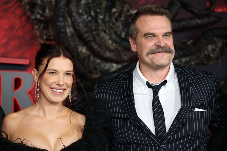 Millie Bobby Brown y David Harbour.&nbsp;