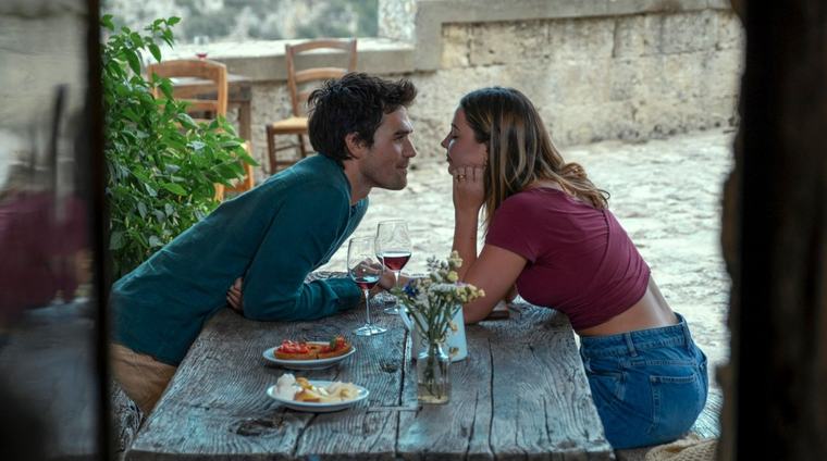 Madelyn Cline y KJ Apa protagonizan el drama romántico basada en la novela del mismo nombre. Madelyn Cline y KJ Apa protagonizan el drama romántico basada en la novela del mismo nombre. 