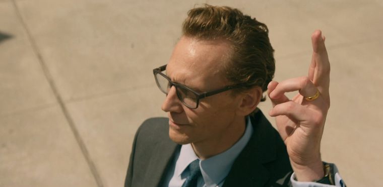the-life-of-chuck-tom-hiddleston-fingers.jpg