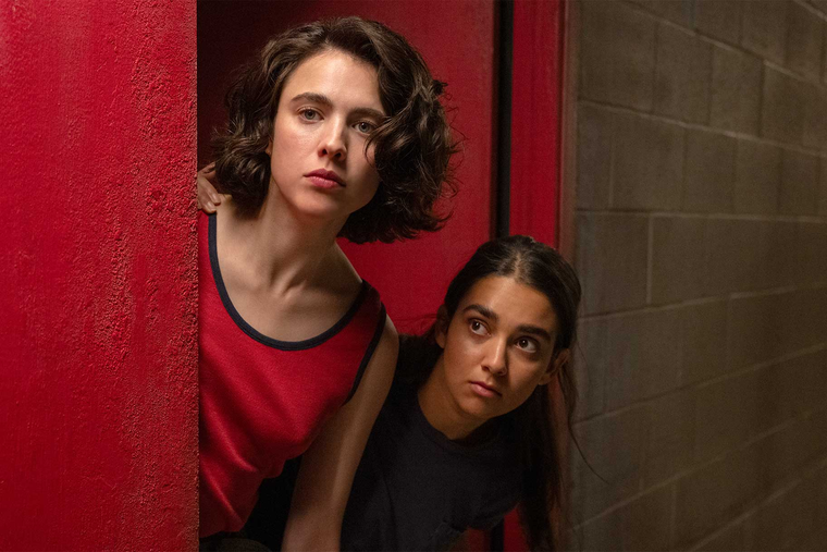 Margaret Qualley y Geraldine Viswanathan en Drive Away Dolls. Margaret Qualley y Geraldine Viswanathan en Drive Away Dolls.