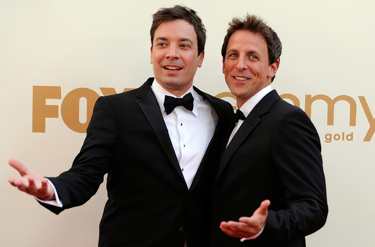 Jimmy Fallon y Seth Meyers ayudarán a pagarle a los trabajadores de su programa mientras dure la huelga de guionistas