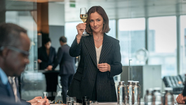 Minka Kelly protagoniza El encanto del champán Minka Kelly protagoniza El encanto del champán