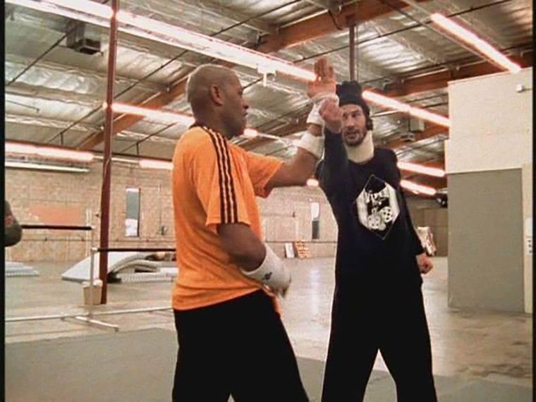 Un lesionado Keanu entrenando con Laurence. Un lesionado Keanu entrenando con Laurence.