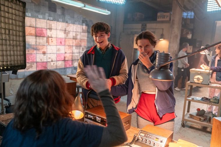 Noah Schnapp y Millie Bobby Brown y un momento divertido en el rodaje. Noah Schnapp y Millie Bobby Brown y un momento divertido en el rodaje.