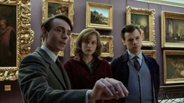 David Dawson, Emma Corrin y Harry Styles