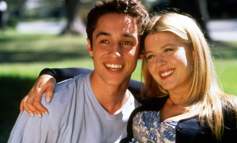 Thomas Ian Nicholas junto a Tara Reid en American Pie