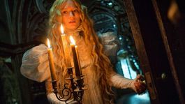 Mia Wasikowska es la protagonista de La cumbre escarlata, película dirigida por Guillermo del Toro.